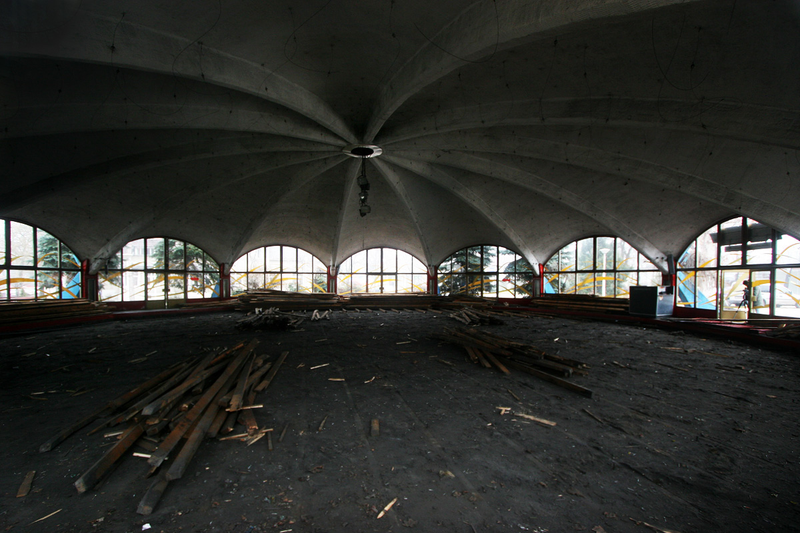 Illustration for article titled Inside the Ghostly Remains of Budapest's Condemned Amusement Park